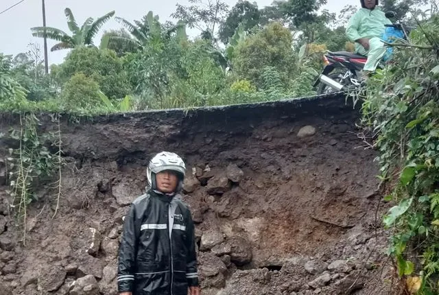 Hujan Deras Guyur Manggarai Sebabkan Longsor di Ruas Jalan Ruteng-Iteng Desa Umung
