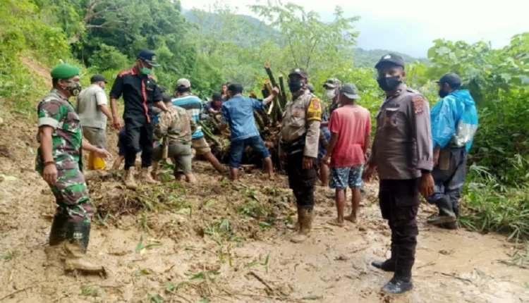 Jalan Bambor-Werang Lumpuh Total Tertimbun Longsor