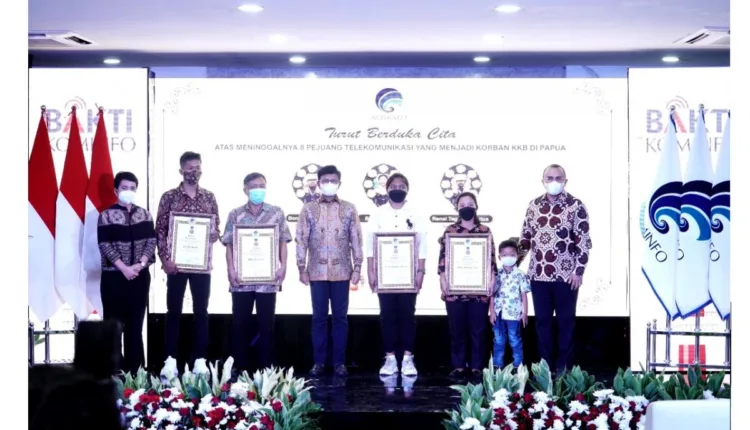 Menteri Johnny G. Plate Beri Penghargaan kepada 9 Pejuang Telekomunikasi