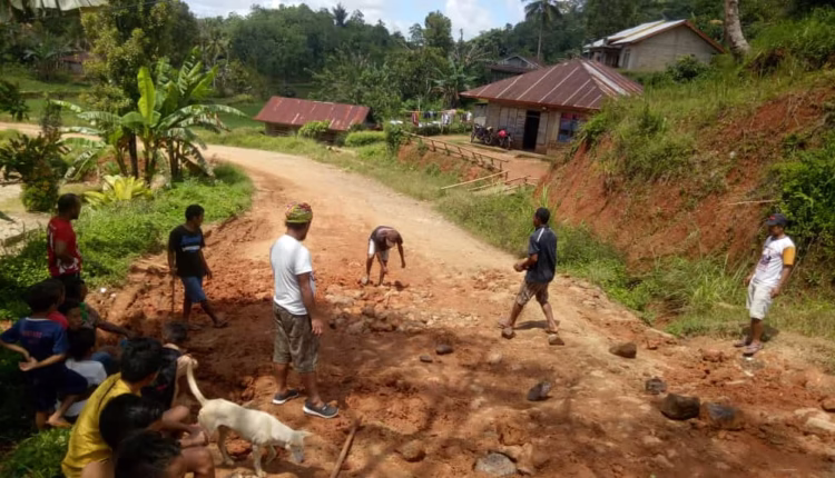 Jalan Propinsi Rusak Parah di Beberapa Titik, Warga Desa Kombo Selatan Perbaiki secara Swadaya