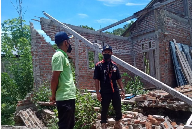 Tim BPBD & Camat Sano Nggoang di Tengah Puing Bencana Dusun Tado