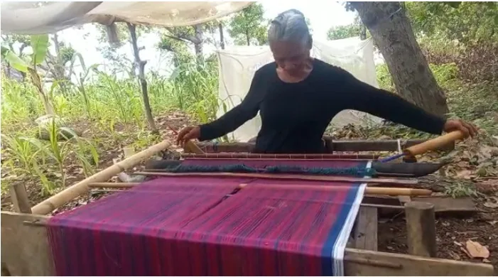 Kisah Mama Veronika Naus, Penenun Songke dari Pantai Selatan Manggarai