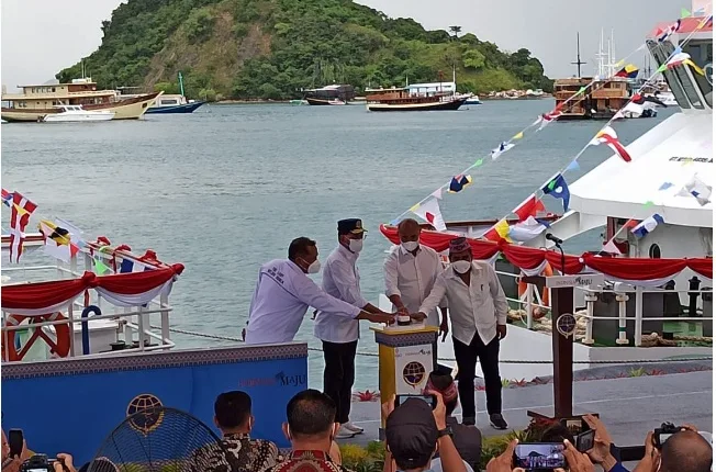 Menhub Budi Karya Resmikan 2 Kapal Wisata Bottom Glass di Labuan Bajo