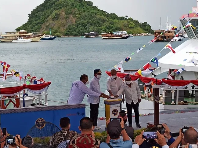 Menhub Budi Karya Resmikan 2 Kapal Wisata Bottom Glass di Labuan Bajo