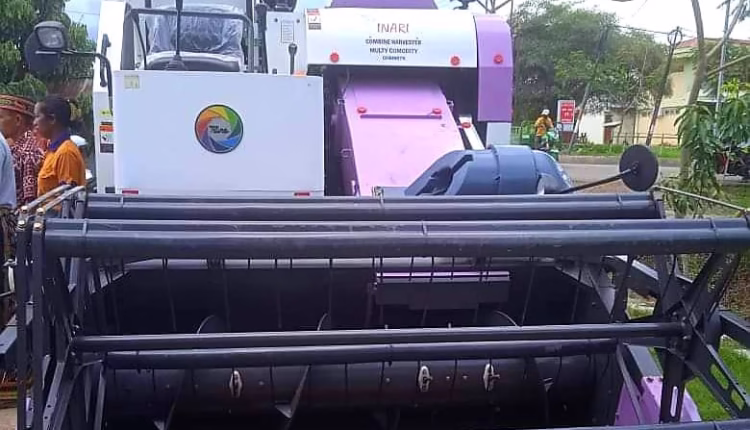 Ansy Lema Bantu Mesin Potong Padi Multiguna Untuk Petani Mabar