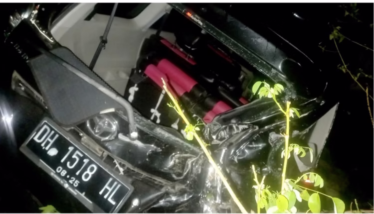 Mobil PT Sempoerna  Seruduk Tembok Jembatan