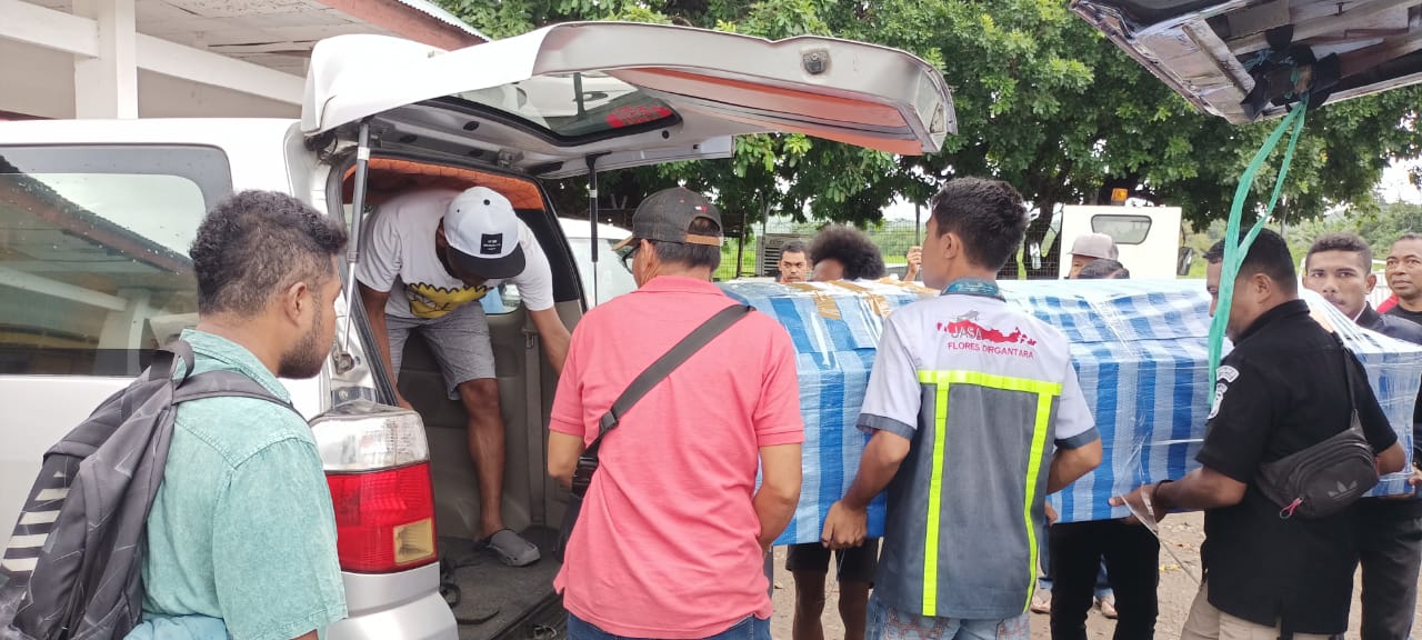 Uskup Maumere dan Umat Katolik Tiga Keuskupan di Flores Sambut Jenazah Romo Yakobus Soba