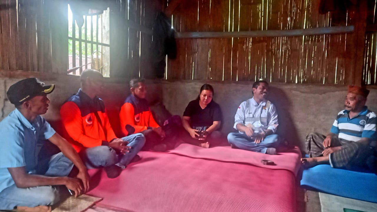 BPBD Mabar Serahkan Bantuan Logistik Untuk Korban Musibah Kebakaran di Ndole