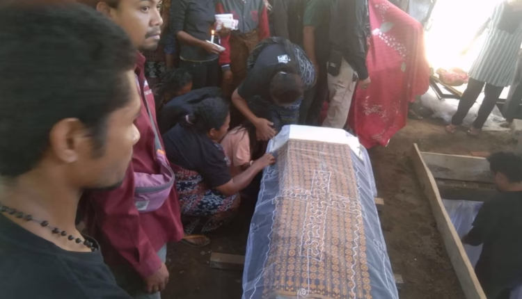 Ketika Wakil Bupati Sikka Berderai Air Mata Saat Pelepasan Jenazah Wartawan Media Indonesia Moat Angga ke Liang Lahat
