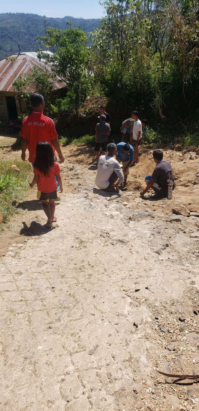 Prihatin dengan Jalan Kabupaten yang Rusak di Lamba Leda, Pastor Fidelis Armin Ajak Warga Lakukan Bakti Sosial Perbiki Jalan