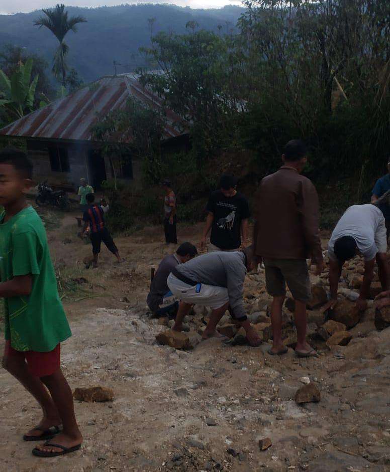 Prihatin dengan Jalan Kabupaten yang Rusak di Lamba Leda, Pastor Fidelis Armin Ajak Warga Lakukan Bakti Sosial Perbiki Jalan