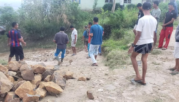 Prihatin dengan Jalan Kabupaten yang Rusak di Lamba Leda, Pastor Fidelis Armin Ajak Warga Lakukan Bakti Sosial Perbiki Jalan