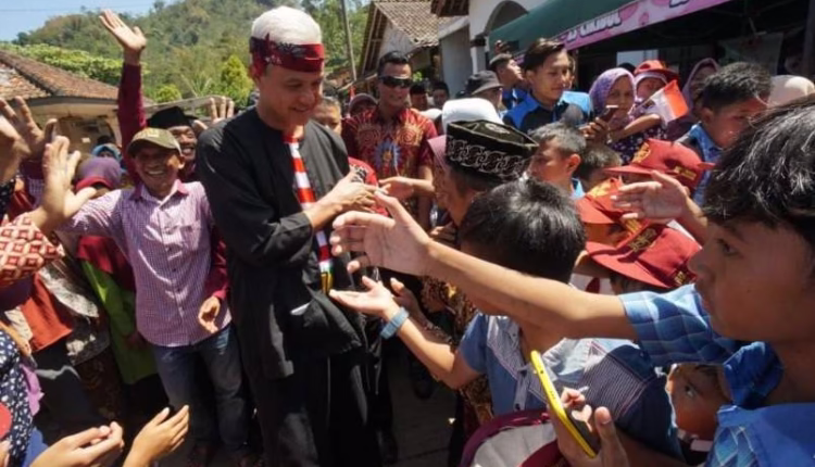 Ganjar Pranowo Disambut Antusias Ribuan Masyarakat di Temanggung