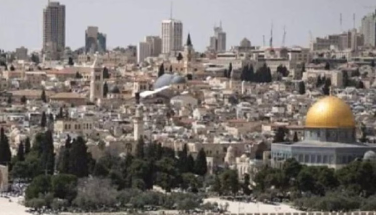 Pasukan Israel menyerbu Kediaman Imam Masjid Al-Aqsa Sheikh Ekrima Sabri di kawasan Sawaneh, Yerusalem Timur, pada Minggu (3/12).
