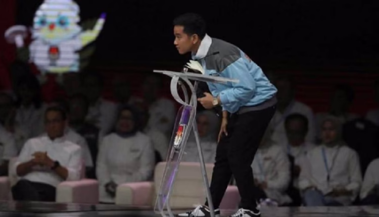 Sikap Tak Etis Cawapres Gibran pada Debat Ke-4 Tuai Sorotan