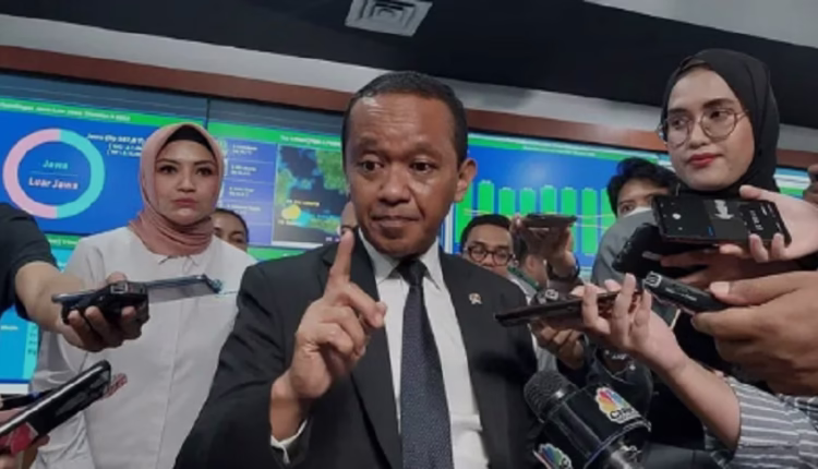Menteri Investasi Bahlil Lahadalia saat memberikan keterangan ke wartawan