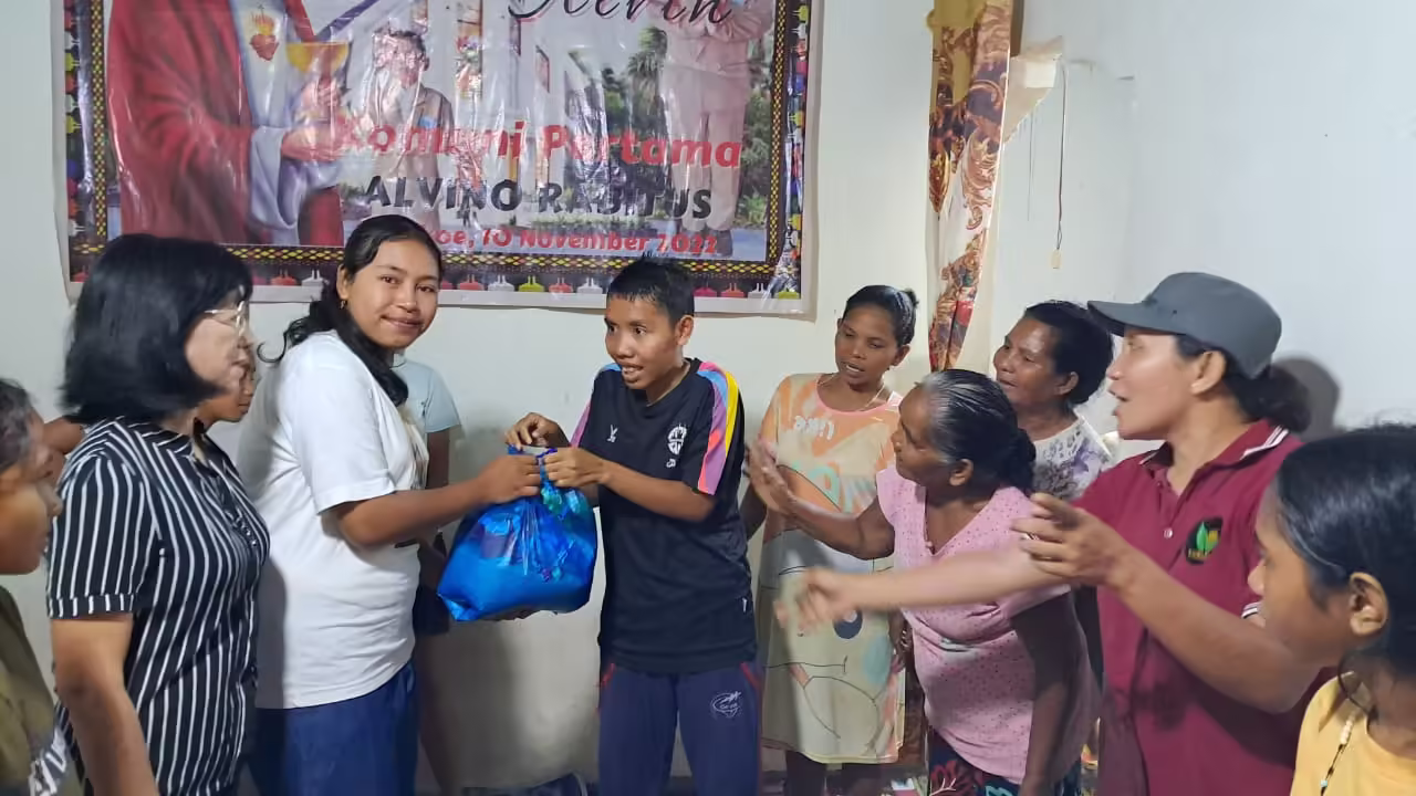 Ketika Anak Sekami Paroki Reo Menapaki Jalan Setapak dan Berbagi Kasih dengan Difabel di Minggu Misi Sedunia