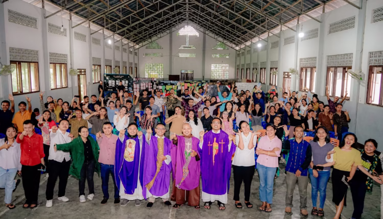 Ketika Pastor, Frater dan OMK Merenda Cinta di Momen Perayaan Hari Orang Muda Sedunia di Paroki Reo Keuskupan Ruteng