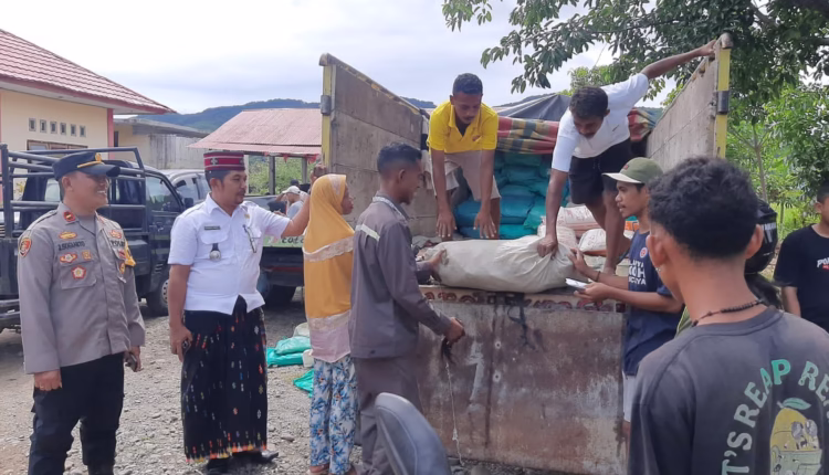 Warga Lintas Agama di Reok Raya Antusias Beli Beras Bazar Ramadan Polri Presisi 2025