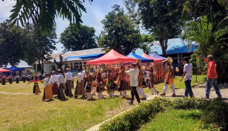 Atraksi Caci Siswa SMP Negeri 1 Reok Hipnotis Elemen Warga Lintas Agama di Manggarai