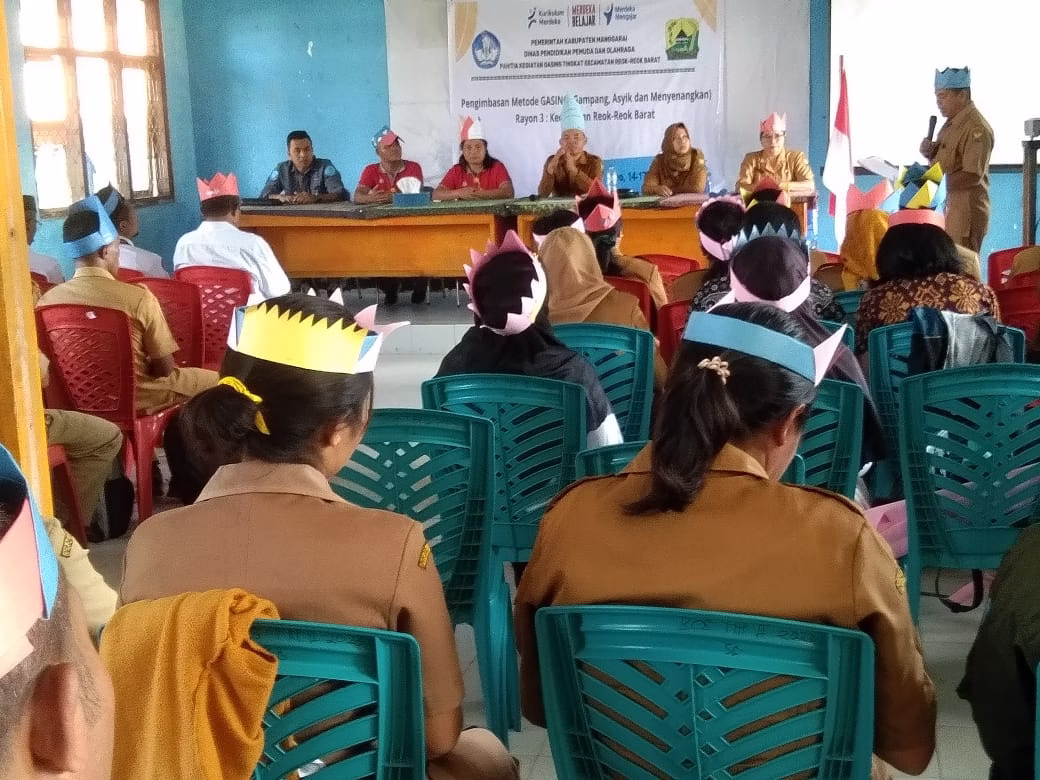 Kadis PPO Manggarai dan Puluhan Guru Nyalakan Spirit Metode GASING di Belasan SMP Kecamatan Reok dan Reok Barat