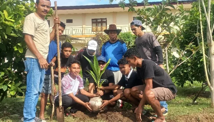 Ketua Komisi Kepemudaan Keuskupan Ruteng Tanam Kelapa Maknai Satu Dasawarsa Kevikepan dan Pancawindu Imamat Vikep Reo
