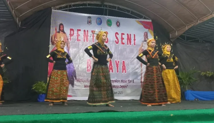 Pentas Seni Akbar di Wisma Kevikepan Reo Hipnotis Warga Manggarai dan Manggarai Timur