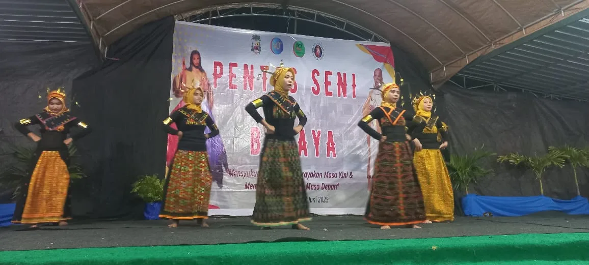 Pentas Seni Akbar di Wisma Kevikepan Reo Hipnotis Warga Manggarai dan Manggarai Timur