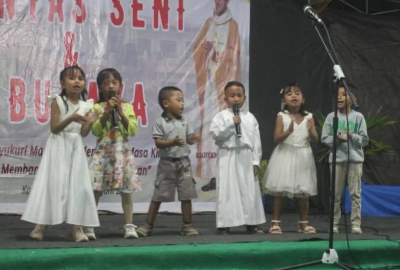 Pentas Seni Akbar di Wisma Kevikepan Reo Hipnotis Warga Manggarai dan Manggarai Timur