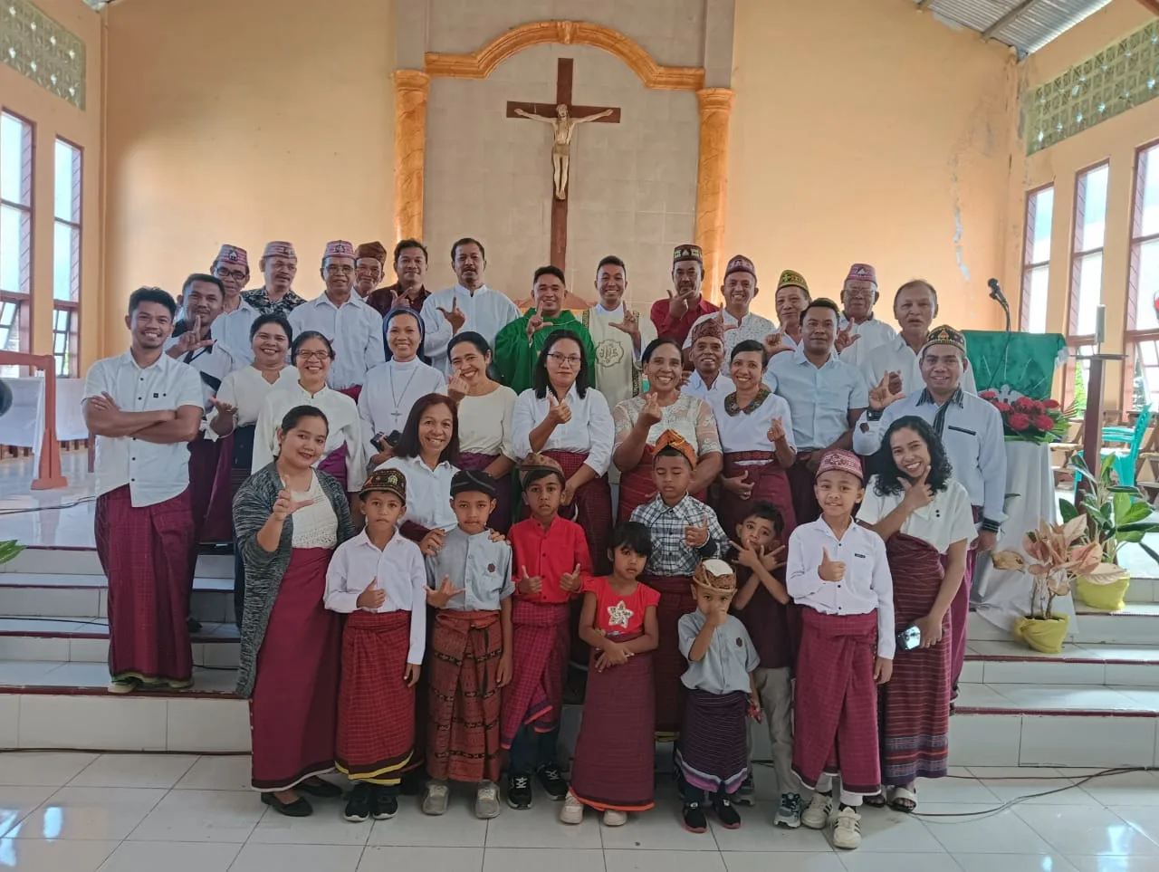 Ketika Enam Ritus Adat Manggarai Raya Warnai Momen Penerimaan Romo Sandy dan Frater Resi di Paroki Reo
