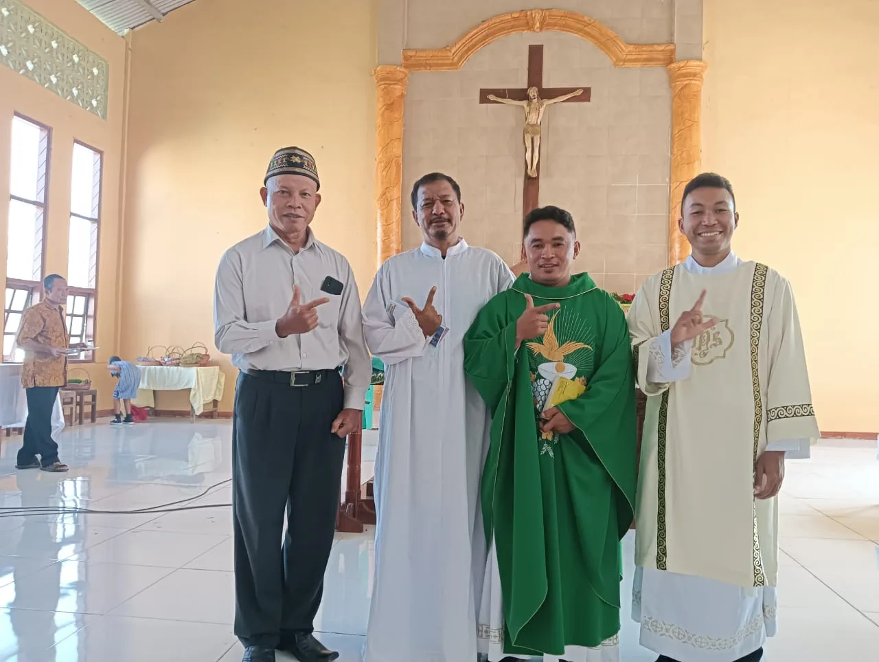 Ketika Enam Ritus Adat Manggarai Raya Warnai Momen Penerimaan Romo Sandy dan Frater Resi di Paroki Reo