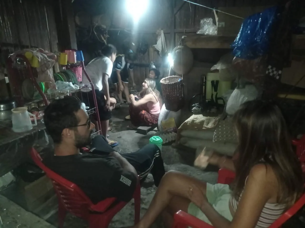 Empat Wisatawan Mancanegara Hibur Warga Kampung Tureng Kecamatan Reok Barat
