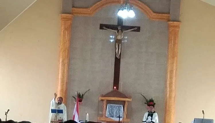 Ketika Bendera Merah Putih Berkibar di Depan Altar Gereja Reo, dan Umat Lantunkan Lagu Indonesia Raya