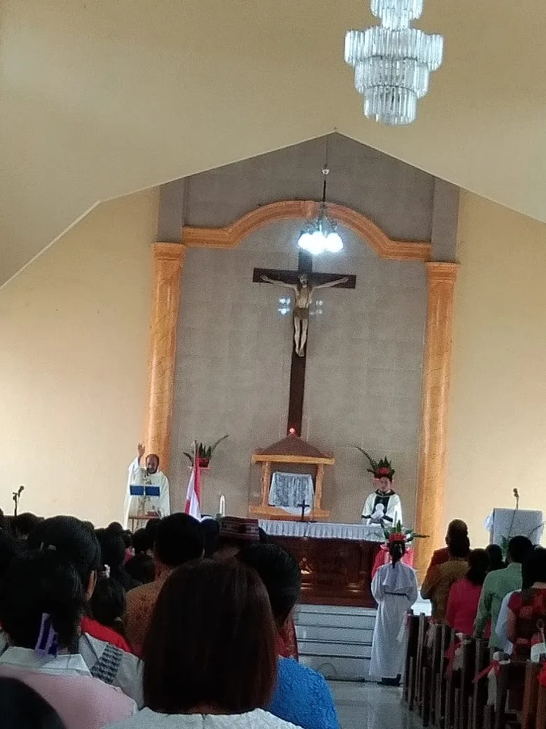 Ketika Bendera Merah Putih Berkibar di Depan Altar Gereja Reo, dan Umat Lantunkan Lagu Indonesia Raya