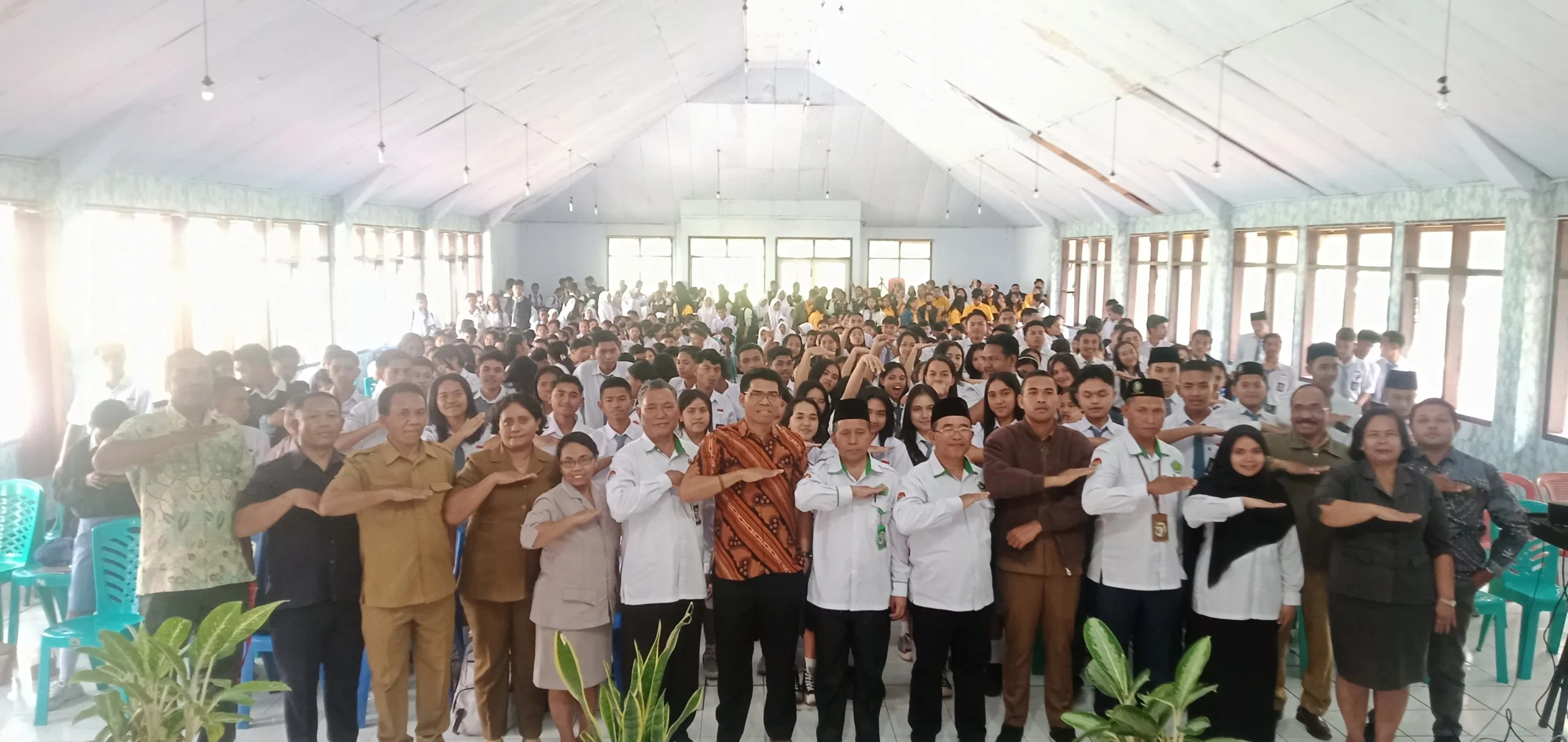 Kakankemenag Manggarai Beberkan Tujuh Esensi Keagamaan dan Penguatan Moderasi Beragama di Hadapan Ribuan Siswa SLTA