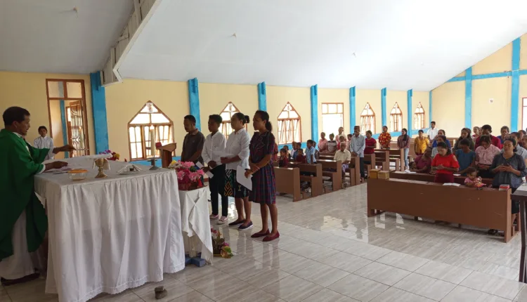 Ketika Pastor Paroki Reo Terima Anggota Baru Plus di Kapela Bersejarah Santo Hendricus Jengkalang