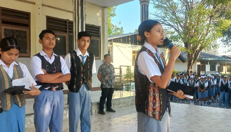 Terpilih Jadi Ketua Forum Peduli Anak Kecamatan Reok, Pelajar SMAS St.Gregorius Reo Vera Luju Lakukan Sosialisasi Tentang Hak Anak