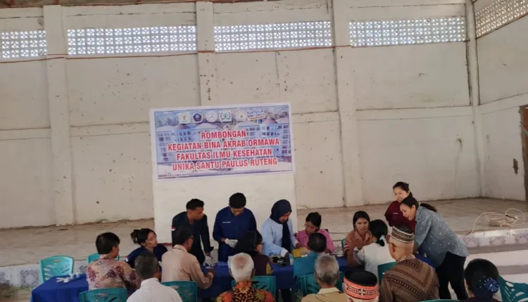 Mahasiswa Tiga Prodi Fakultas Ilmu Kesehatan Unika St. Paulus Ruteng Gelar Pemeriksaan Kesehatan Gratis di Paroki Reo